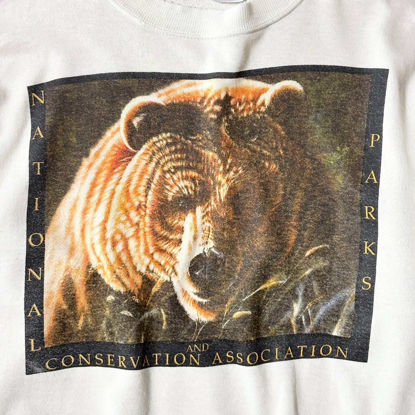 Grizzly Bear Graphic Sweatshirt – National Parks Print White